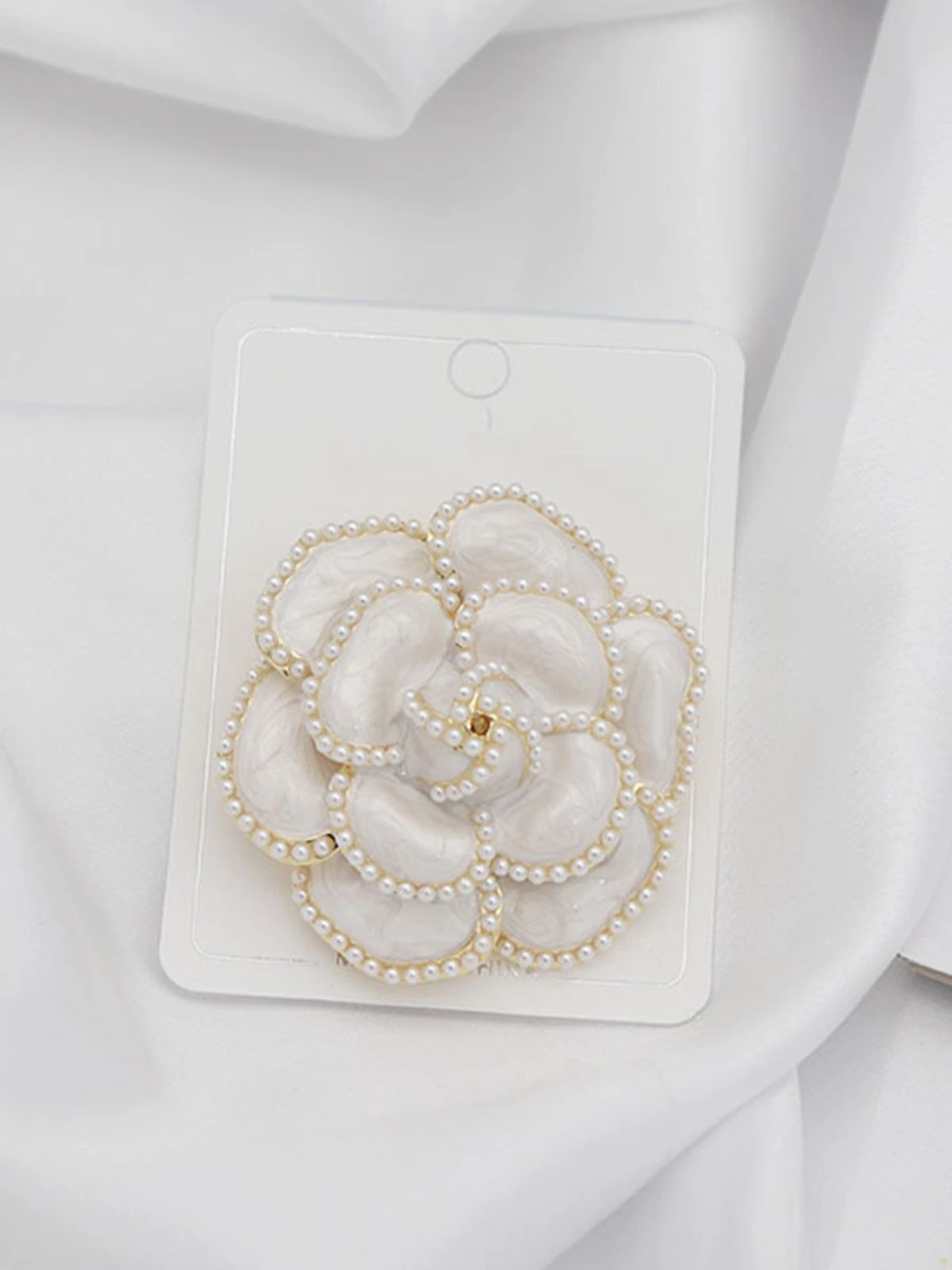 Retro Pearl Solid Floral Brooch 4 Retro Pearl Solid Floral Brooch - Image 2